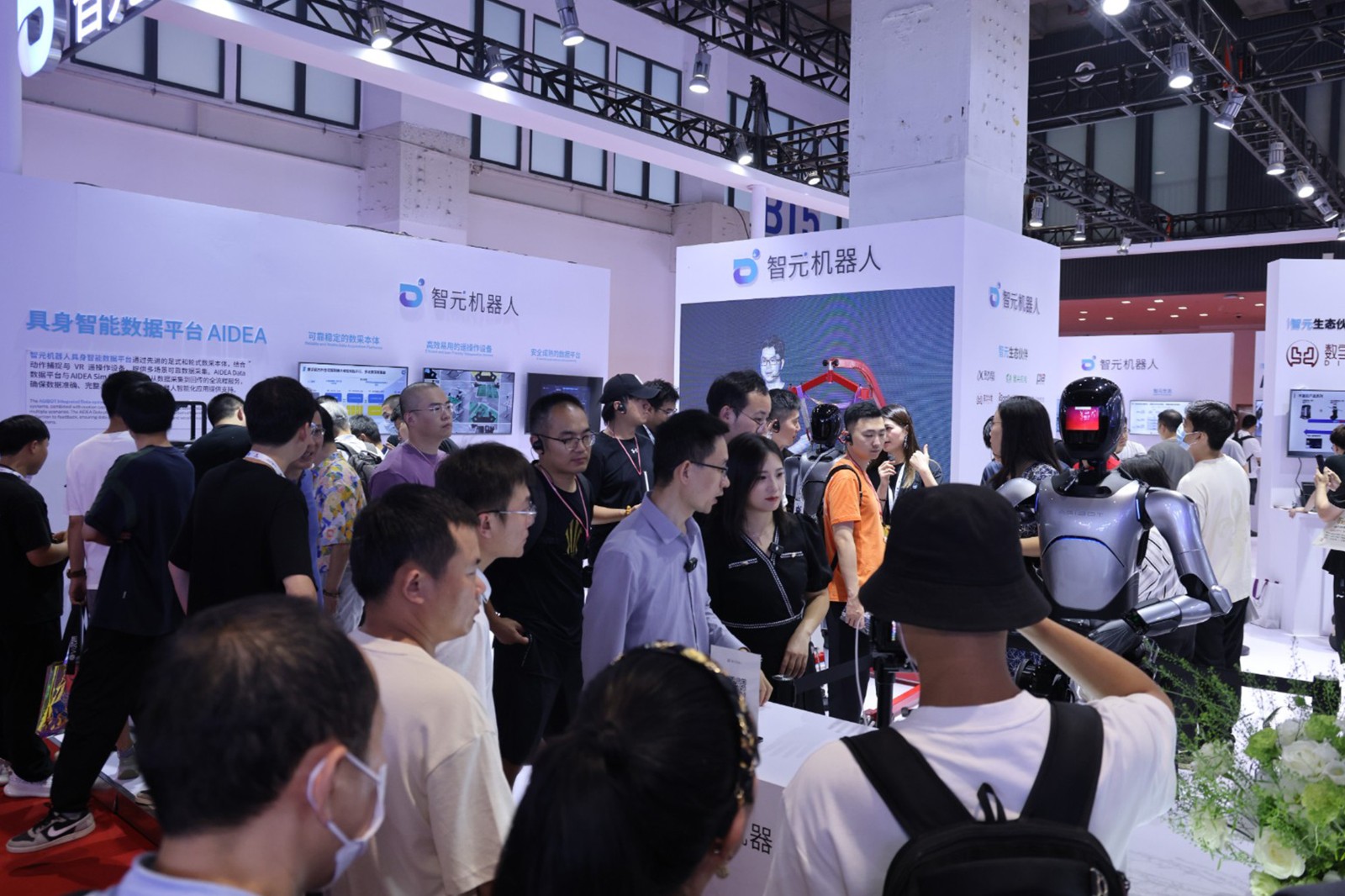 1xbet机器人亮相世界机器人大会WRC